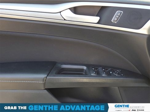 Used 2020 Ford Fusion SE image 11
