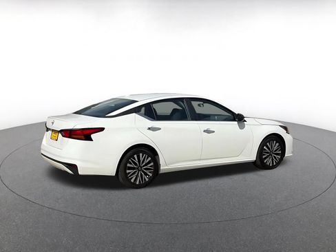 Used 2025 Nissan Altima 2.5 SV FWD image 14