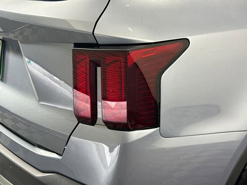Used 2024 Kia Sorento S image 34