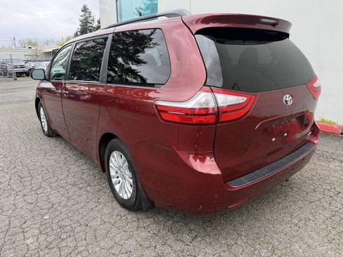 Used 2016 Toyota Sienna XLE Premium image 3