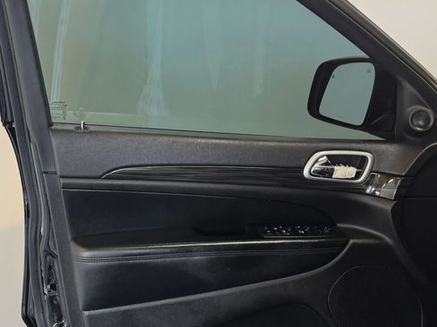 Used 2019 Jeep Grand Cherokee Altitude AWD/4WD image 13