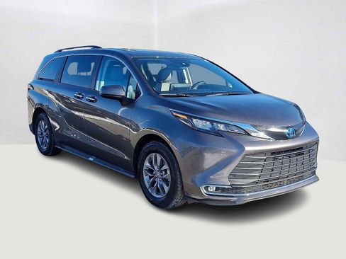 Certified 2024 Toyota Sienna XLE image 5