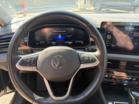 Used 2025 Volkswagen Jetta SE FWD image 19