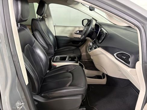 Used 2023 Chrysler Pacifica Touring-L FWD image 17