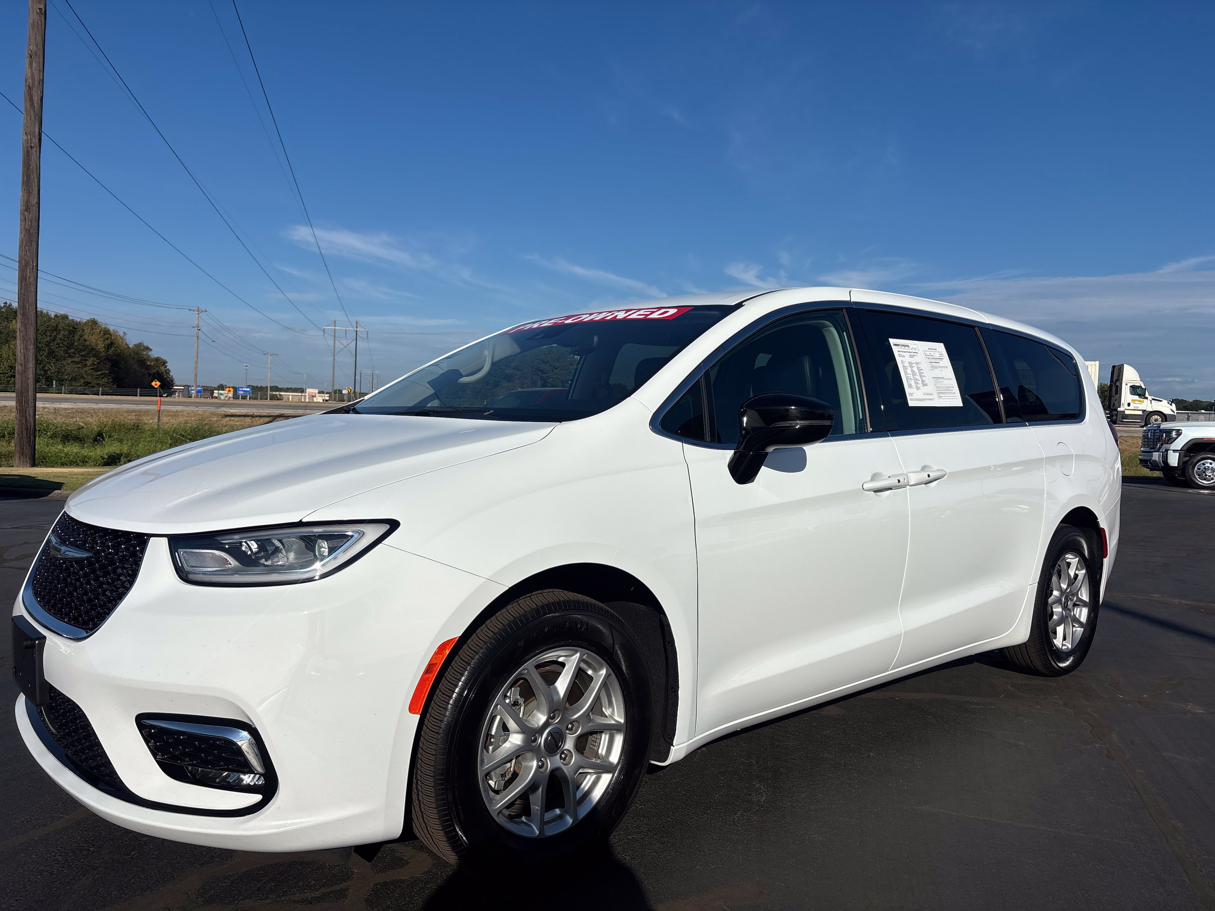 Used 2024 Chrysler Pacifica Touring-L FWD image 1