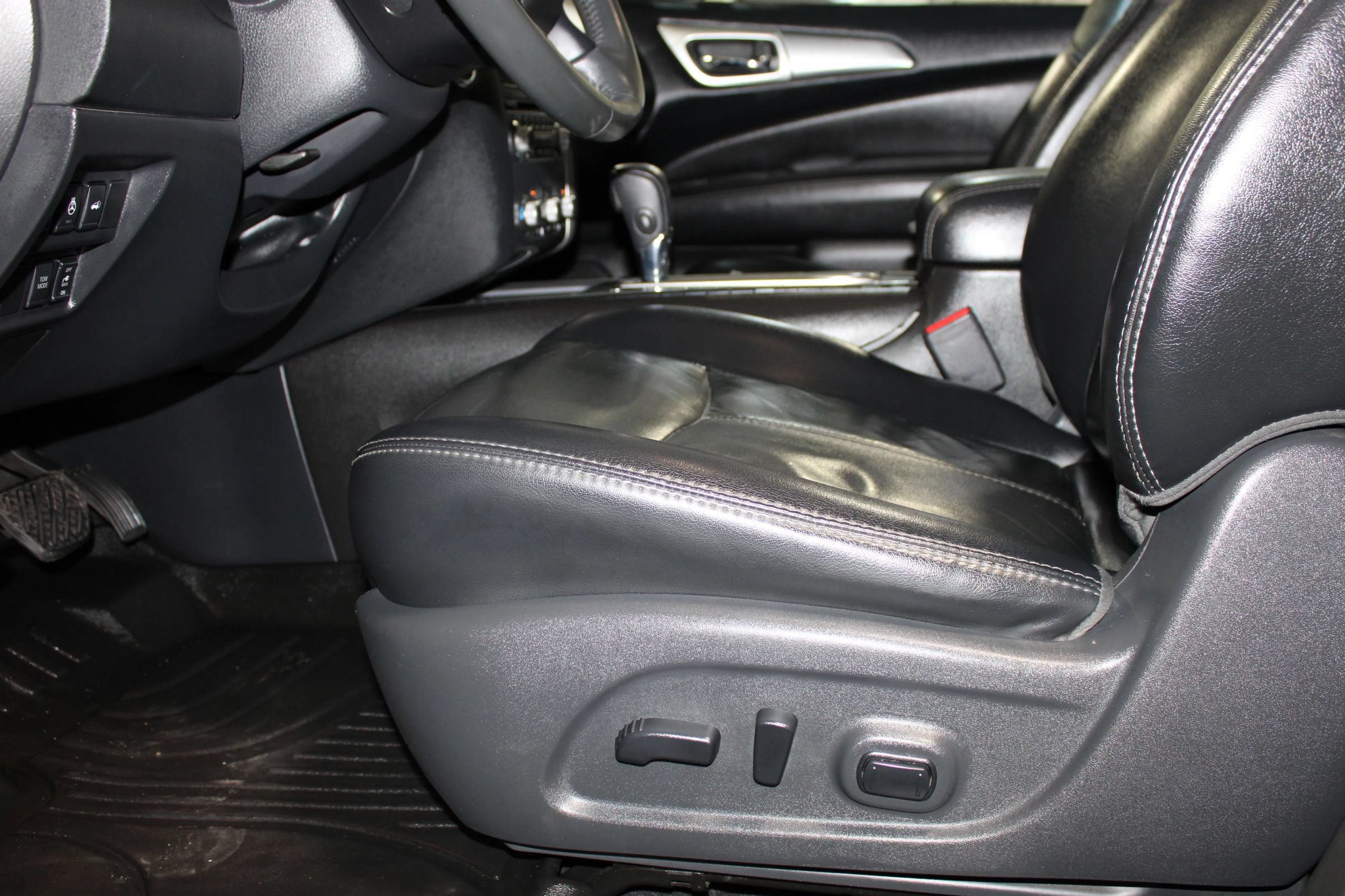 Used 2018 Nissan Pathfinder SL w/ Cargo Package FWD image 24
