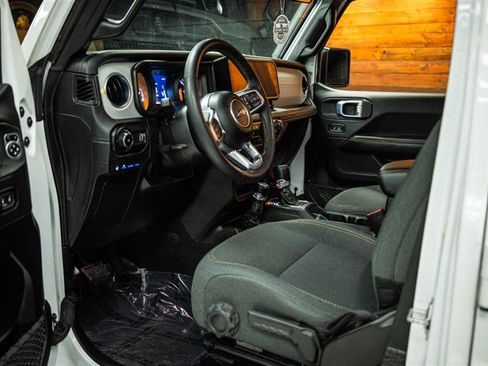 Used 2024 Jeep Wrangler Sahara image 8