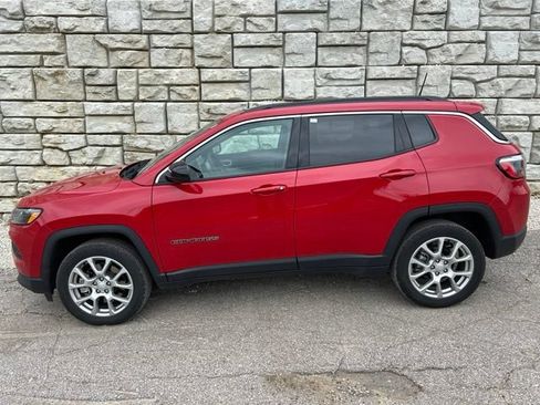 Used 2023 Jeep Compass Latitude w/ Sun and Sound Group AWD/4WD image 3