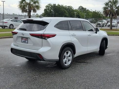 Used 2023 Toyota Highlander L FWD image 5