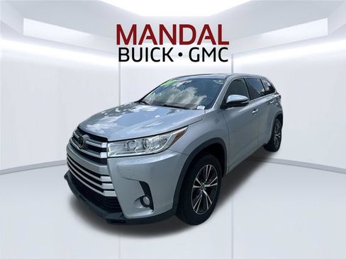 Used 2018 Toyota Highlander Plus w/ Carpet Mat Package (TMS) FWD image 1