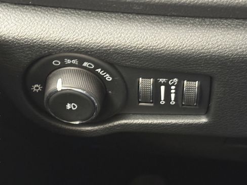 Used 2025 Chrysler Pacifica Limited image 19