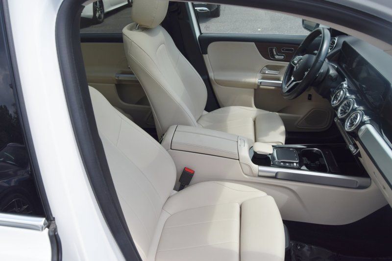 Used 2022 Mercedes-Benz GLB 250 4MATIC w/ Premium Package Lite image 27