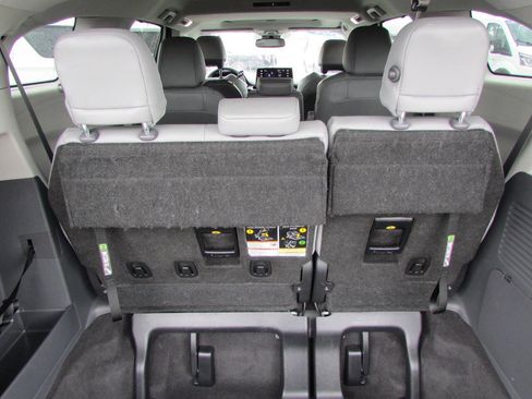 Used 2024 Toyota Sienna XLE image 32