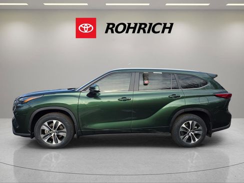 Used 2023 Toyota Highlander XLE image 2