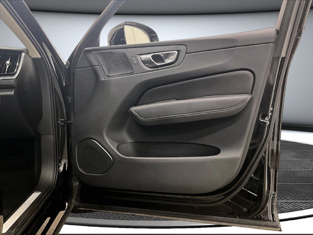 Used 2019 Volvo XC60 T6 Momentum w/ Multimedia Package AWD/4WD image 28