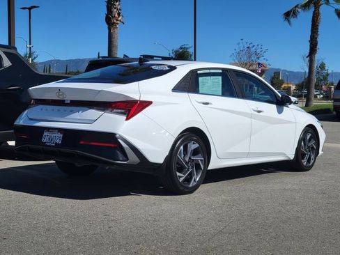 Used 2025 Hyundai Elantra SEL image 2