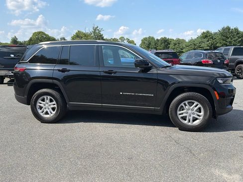 Used 2024 Jeep Grand Cherokee Laredo w/ Luxury Tech Group I AWD/4WD image 2