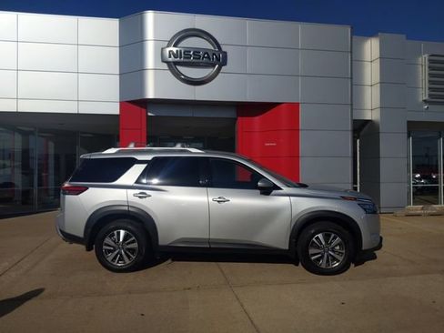 Used 2025 Nissan Pathfinder SL AWD/4WD image 6