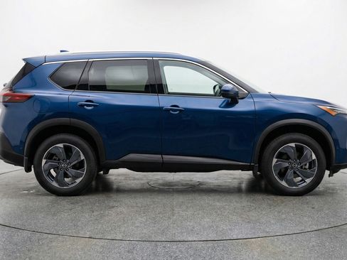 Used 2025 Nissan Rogue SV image 11