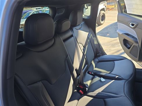 New 2026 Jeep Compass Latitude image 11