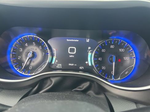 Used 2024 Chrysler Pacifica Touring-L image 9