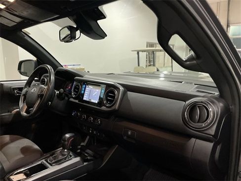 Used 2018 Toyota Tacoma TRD Sport image 17