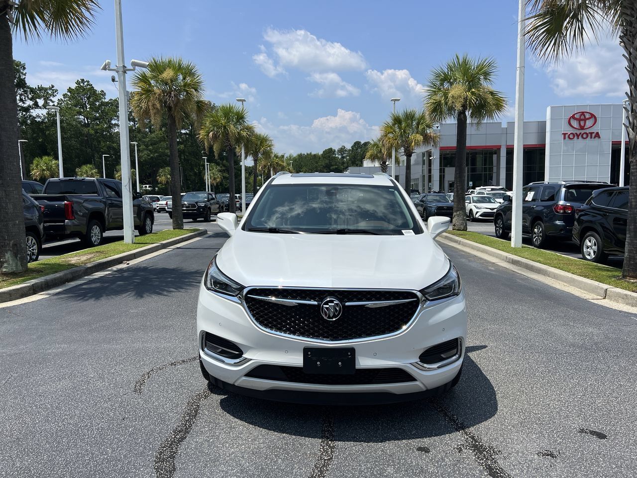 Used 2021 Buick Enclave Avenir w/ Avenir Technology Package AWD/4WD image 3