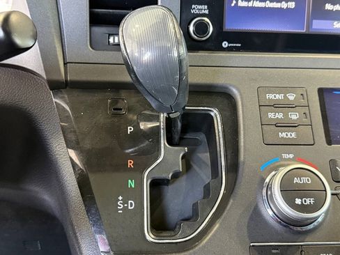 Certified 2018 Toyota Sienna SE w/ Carpet Mat Package image 27