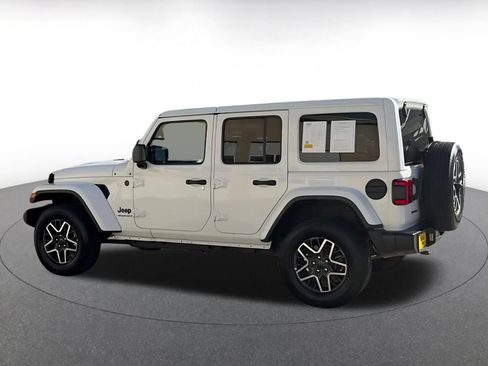 Used 2025 Jeep Wrangler Unlimited Sahara AWD/4WD image 16