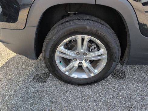 Used 2024 GMC Terrain SLE image 8