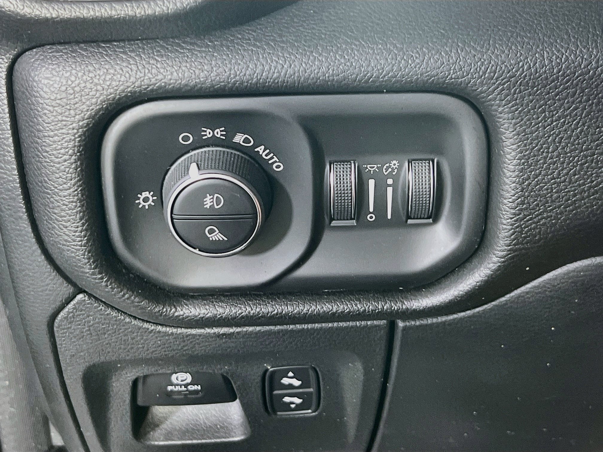 Used 2023 RAM 1500 Laramie AWD/4WD image 10