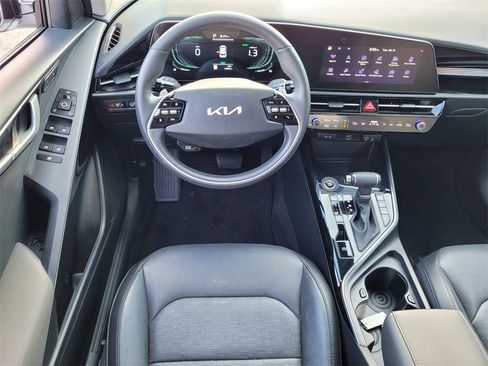 Used 2023 Kia Niro SX image 10