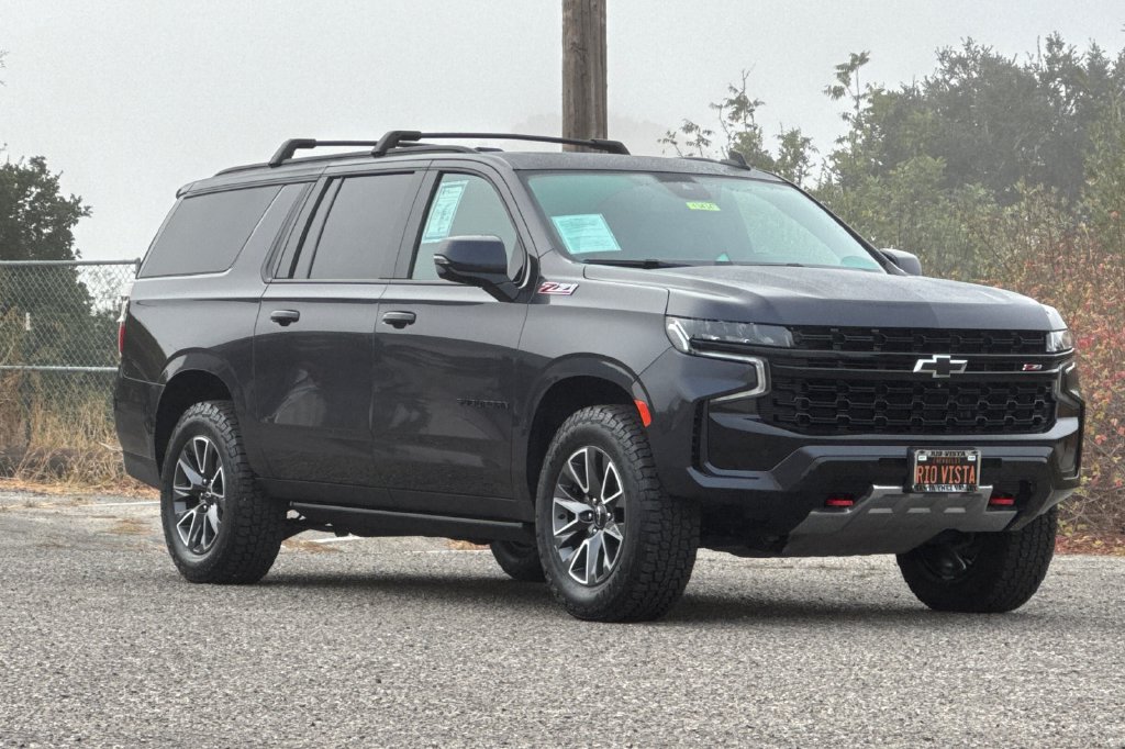 Used 2023 Chevrolet Suburban Z71 w/ Luxury Package AWD/4WD image 2