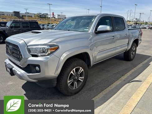 Used 2018 Toyota Tacoma TRD Sport AWD/4WD image 3
