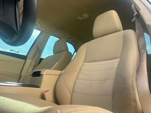 Used 2016 Toyota Camry LE image 10