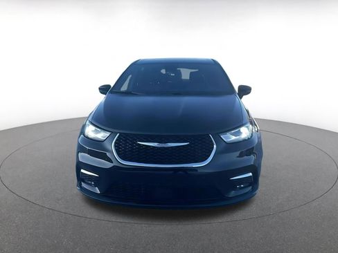 Used 2025 Chrysler Pacifica Select image 4