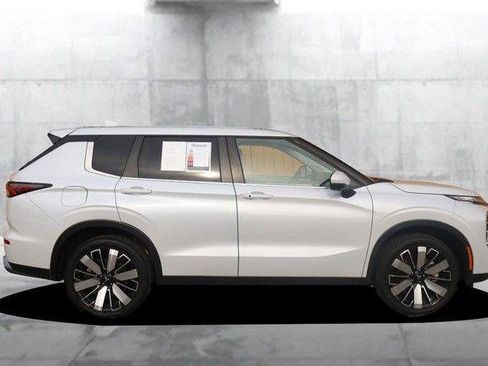 Used 2025 Mitsubishi Outlander AWD image 5