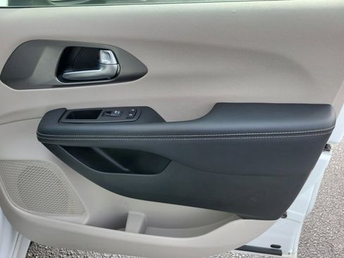 Used 2023 Chrysler Pacifica Touring-L image 7