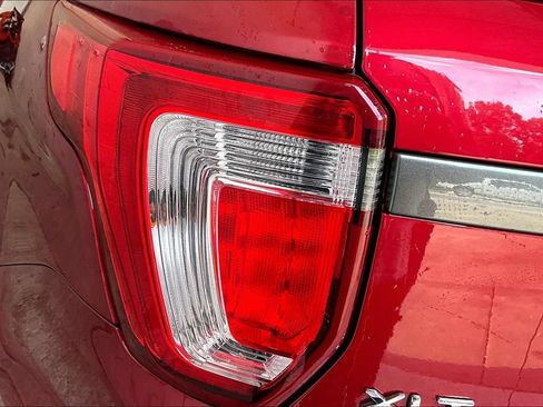 Used 2018 Ford Explorer XLT w/ XLT Appearance Package AWD/4WD image 23