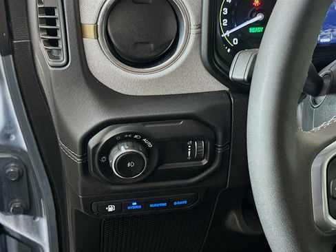 Used 2025 Jeep Wrangler Sahara image 16