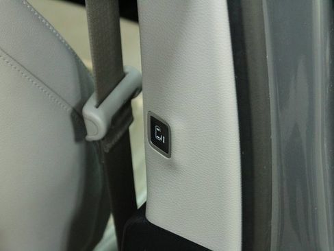 Used 2020 Chrysler Pacifica Touring-L image 11