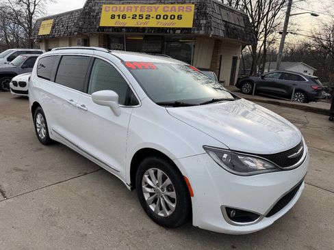 Used 2018 Chrysler Pacifica Touring-L image 1