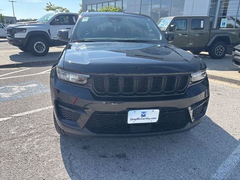 Used 2025 Jeep Grand Cherokee Altitude AWD/4WD image 9