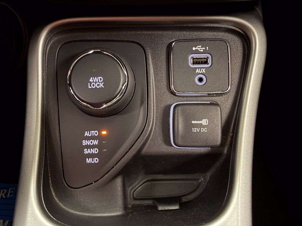Used 2021 Jeep Compass Latitude w/ Convenience Group AWD/4WD image 28
