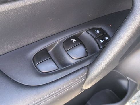 Used 2018 Nissan Rogue SV w/ Premium Package FWD image 13