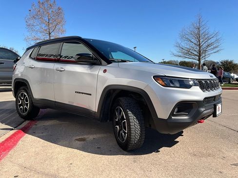 Used 2025 Jeep Compass Trailhawk image 6