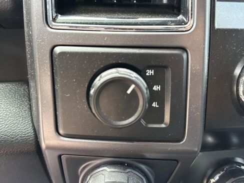 Used 2020 Ford F150 XLT w/ Equipment Group 302A Luxury AWD/4WD image 17