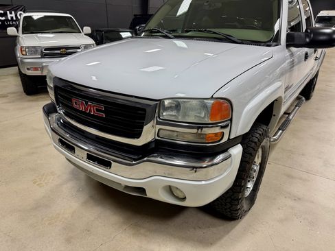 Used 2004 GMC Sierra 2500 SLT w/ Heavy-Duty Power Package image 2
