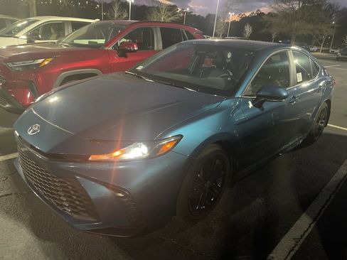 Used 2025 Toyota Camry SE image 4