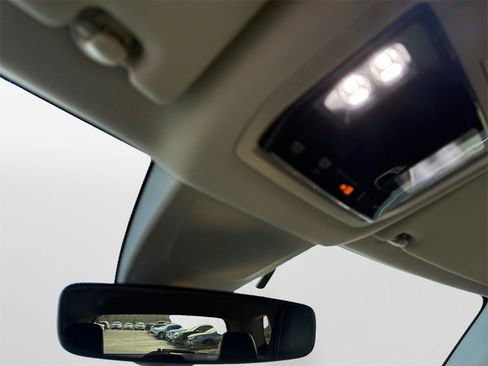 Used 2025 Volkswagen Atlas SE image 27